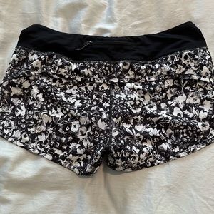 lululemon women’s speed shorts 2.5” size 6 mid rise